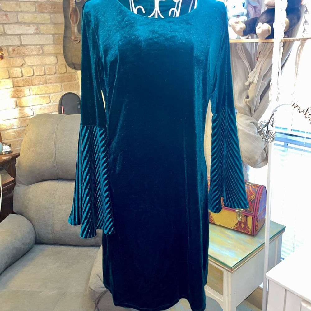 Vintage Velvet Long-Sleeve Teal Dress with Bell Sleeves